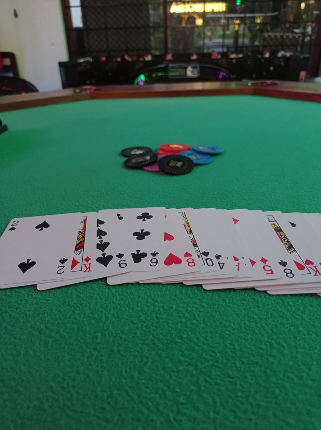 Cartas y fichas sobre la mesa de juegos de Kif House