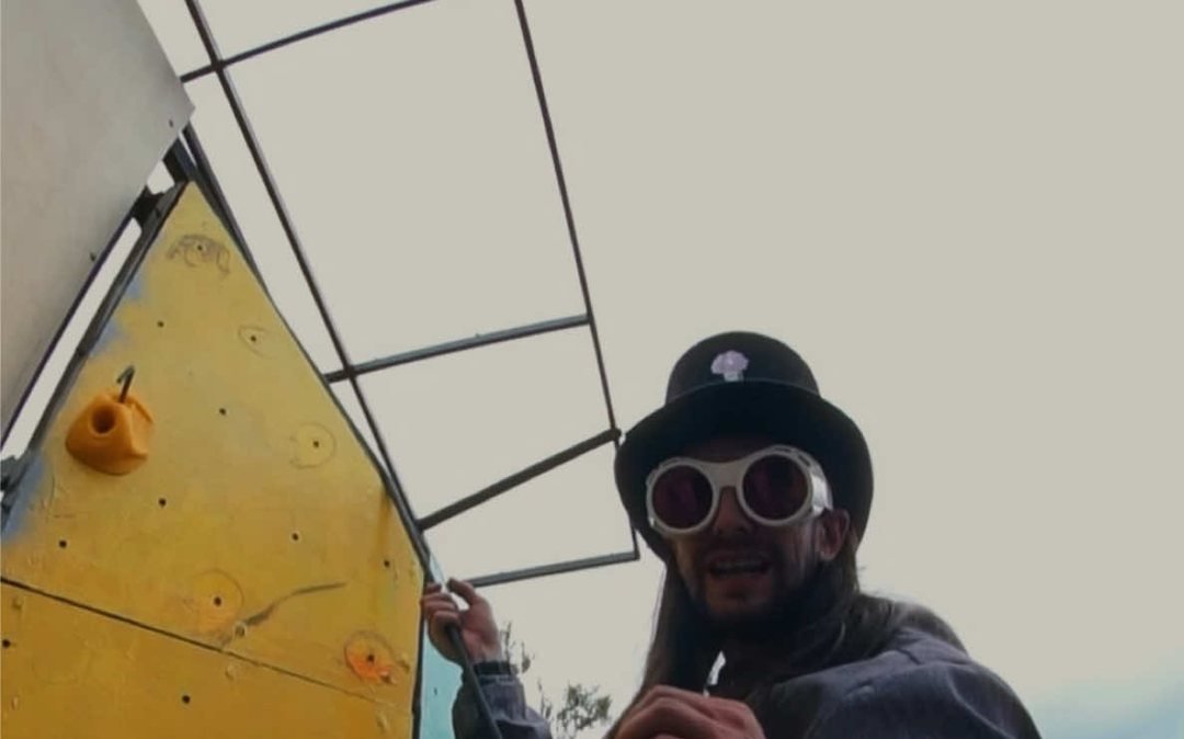 El Tío Candy en el muro de escalada de Kif House