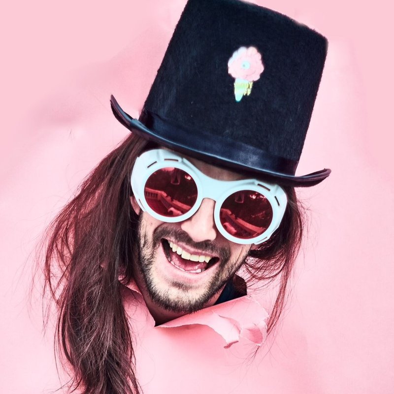 El Tío Candy con su sombrero de copa y gafas rosadas